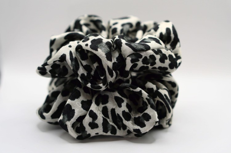 Scrunchie jedwab wiskoza panterka w rozmiarze standardowym