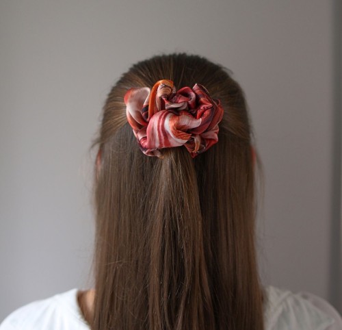 Jedwabna scrunchie Jesieniara we włosach