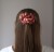 Jedwabna scrunchie Jesieniara we włosach