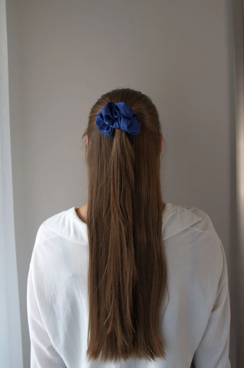 Granatowa scrunchie na włosach